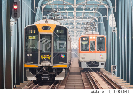 【阪神本線】淀川橋梁を渡る直通特急と急行列車 【阪神本線】淀川橋梁を渡る直通特急と急行列車 111203641