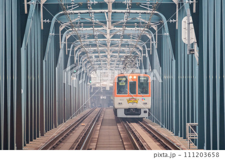 【阪神本線】淀川橋梁を渡る直通特急 111203658