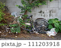 捨てられた自転車 111203918