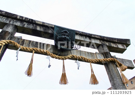 【京都】春の京都ゑびす神社　境内から見上げる二の鳥居 111203925