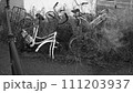 朽ち果てた自転車 111203937