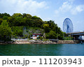 観覧車と川辺の風景 111203943
