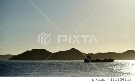 慶良間諸島の慶良間海峡に停泊するタンカー 111204115