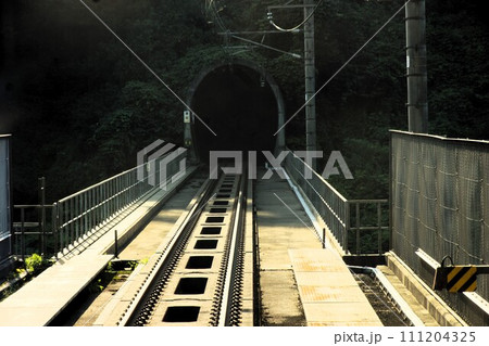 北越急行ほくほく線からの車窓風景　深沢・霧が岳トンネル 111204325