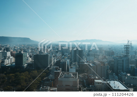 冬朝の霞の中の高松市街地（香川県庁よりの眺め） 111204426