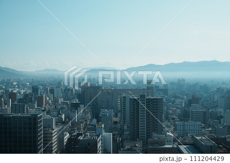 冬朝の霞の中の高松市街地（香川県庁よりの眺め） 111204429