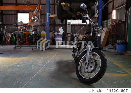 整備工場に置かれた古いバイク 111204667