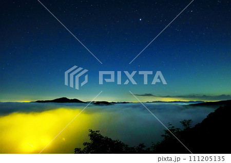 薄明の星空と雲海／栃木県茂木町鎌倉山展望台 111205135
