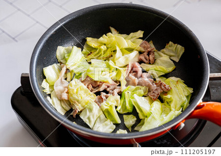 フライパンで焼く肉と野菜 フライパンで焼く肉と野菜 111205197