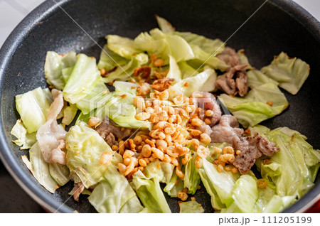 焼いた肉と野菜に入れた肉天かす 焼いた肉と野菜に入れた肉天かす 111205199