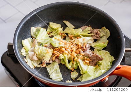 焼いた肉と野菜に入れた肉天かす 焼いた肉と野菜に入れた肉天かす 111205200