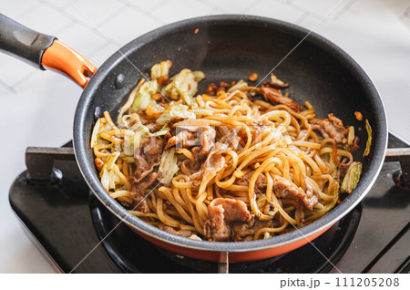 フライパンで作る焼きそば フライパンで作る焼きそば 111205208