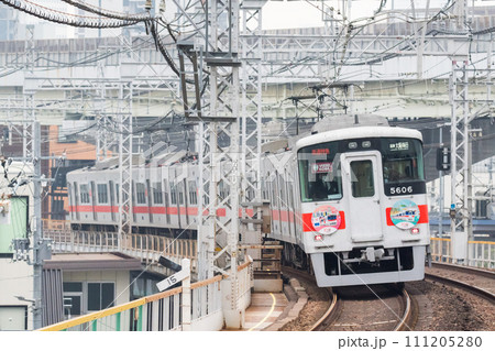 【阪神本線】淀川駅を通過する直通特急 【阪神本線】淀川駅を通過する直通特急 111205280