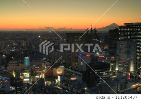 川崎市役所スカイデッキから見た東京夕焼けと富士山 111205437