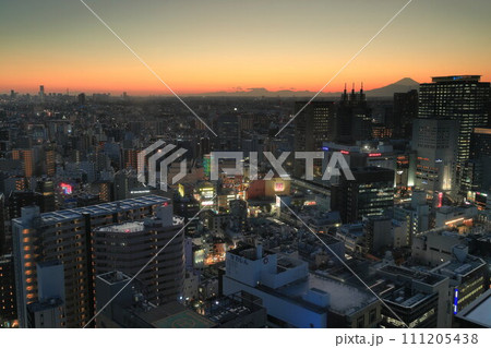 川崎市役所スカイデッキから見た東京夕焼けと富士山 111205438