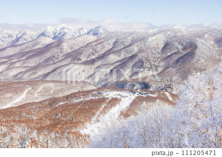 快晴の奥志賀高原スキー場の冬景色 111205471