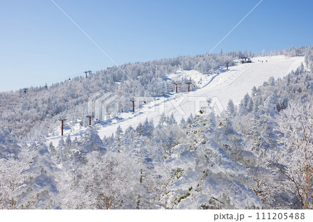 快晴の奥志賀高原スキー場の冬景色 111205488