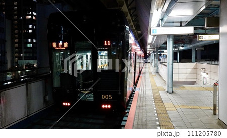 夜に停車する千葉都市モノレール 夜に停車する千葉都市モノレール 111205780