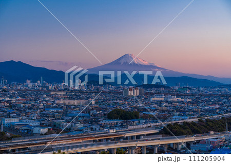 （静岡県）静岡市を走る東名高速道路　富士山遠望　夜明け前 111205904