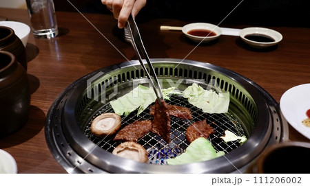 焼肉屋で網の上でキャベツ、椎茸、牛肉を焼いている様子 111206002
