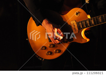 ライブハウスでギターを演奏する ライブハウスでギターを演奏する 111206021