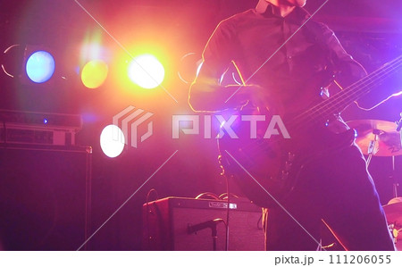 ライブハウスで演奏するベーシスト 111206055