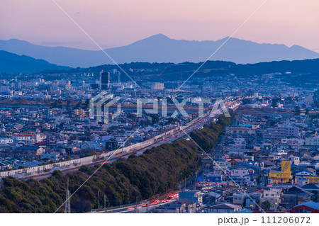 （静岡県）静岡市を走る東名高速道路　夜明け 111206072
