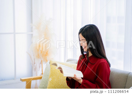 読書をする女性 読書をする女性 111206654