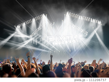 盛り上がるイベント会場 111206737