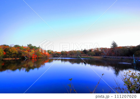 紅葉する八方ヶ原の八方湖／栃木県矢板市 111207020