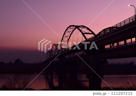 群馬 夕景の国道と利根川の風景 群馬 夕景の国道と利根川の風景 111207215