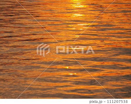 夕日に輝く水面 夕日に輝く水面 111207538