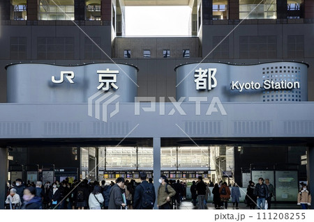 京都府、京都駅の烏丸中央口 111208255