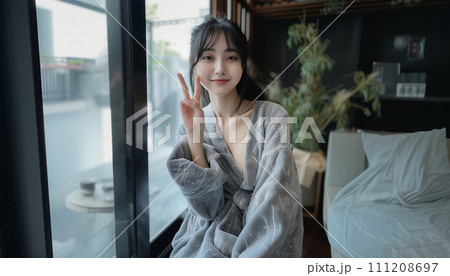 バスローブの若い女性 111208697