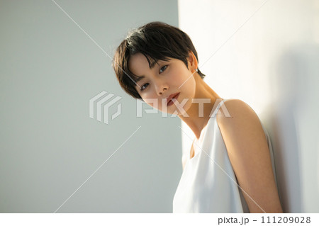 朝日を浴びる女性 朝日を浴びる女性 111209028