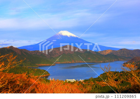 箱根 大観山から望む富士山と芦ノ湖 箱根 大観山から望む富士山と芦ノ湖 111209865