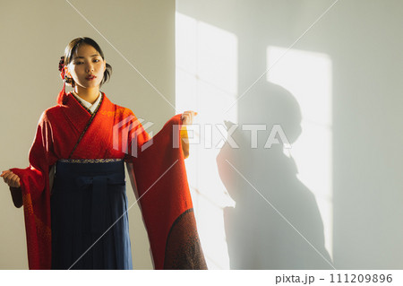 赤い振袖に袴 111209896