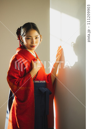 赤い振袖に袴 赤い振袖に袴 111209903