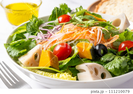 ヘルシーな朝食　サラダ 111210079