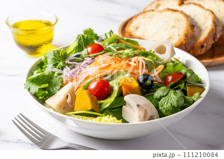 ヘルシーな朝食　サラダ 111210084
