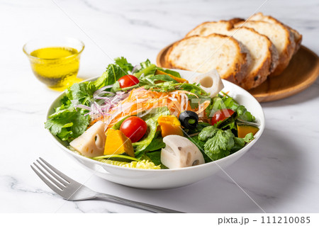 ヘルシーな朝食　サラダ 111210085