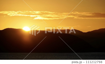 沖縄県座間味村阿嘉島から見た渡嘉敷島の日の出 111212798