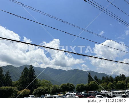 埼玉県秩父市の神社、三峯神社の駐車場から見た6月末の山の風景です。 埼玉県秩父市の神社、三峯神社の駐車場から見た6月末の山の風景です。 111212960