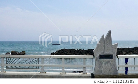 千葉県銚子市の酉明浦の海岸と橋 千葉県銚子市の酉明浦の海岸と橋 111213285