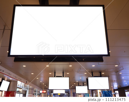 公共スペースに設置されたデジタルサイネージ 111213475