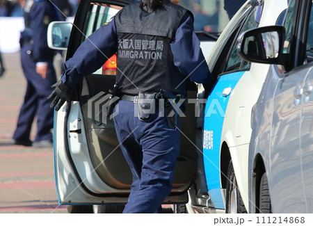 武装して警備車両に乗り込む、入国管理局の職員(後ろ姿・テロ対策訓練) 武装して警備車両に乗り込む、入国管理局の職員(後ろ姿・テロ対策訓練) 111214868