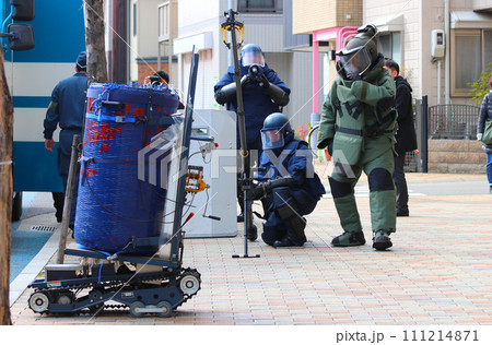 公道を封鎖して実施された爆発物処理訓練：不審物に対峙する爆発物処理チーム（正面方向から） 111214871