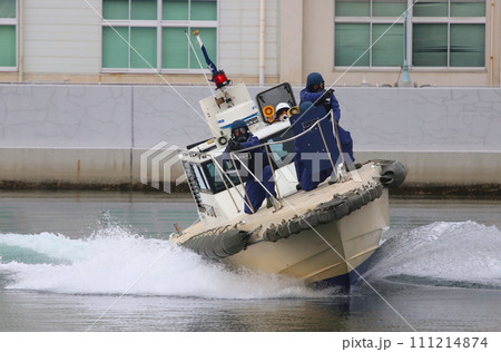 海上保安庁による、港湾地区での不審船対応公開訓練（武器使用想定） 111214874