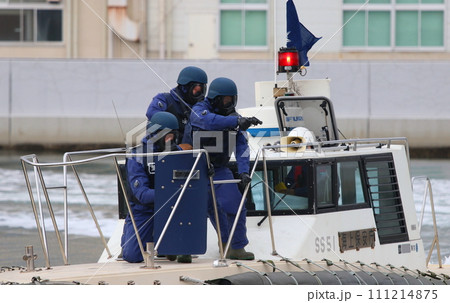 海上保安庁による、港湾地区での不審船対応公開訓練（武器使用想定） 111214875