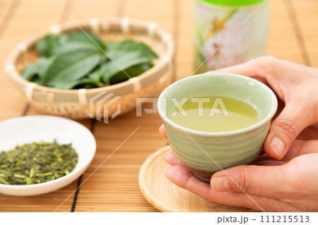 緑茶と茶葉 緑茶と茶葉 111215513